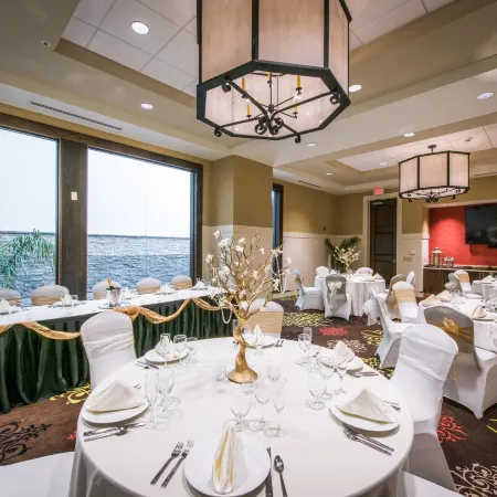 Hilton Garden Inn Rochester-Downtown Отели рядом с достопримечательностью «Планетарий Страсенбург»