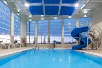 Holiday Inn Express & Suites NORTH BATTLEFORD by IHG - С бассейном