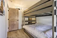 Chic Condo w/ Fireplace: Walk to Main St Frisco! - Balkon