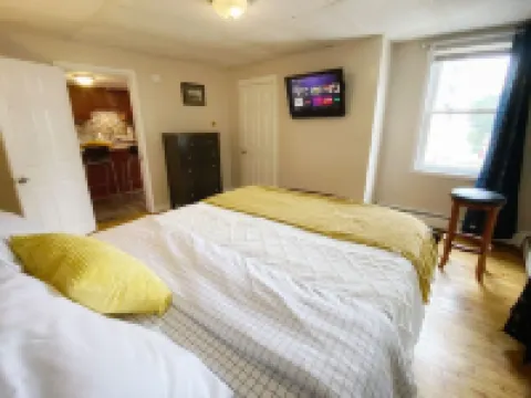 Updated 2 Bedroom with Roof deck and backyard