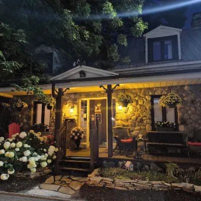 Guesthouse Refuge du Poète Montreal-Longueuil Hotels near هوتشالاجا - مايسونوف