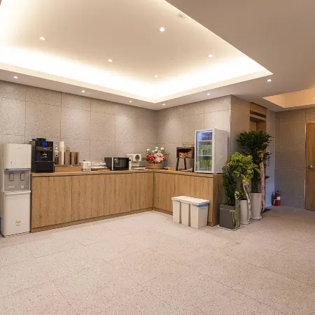 Songtan K One Hotel Отели рядом с достопримечательностью «Авиа База Осен»
