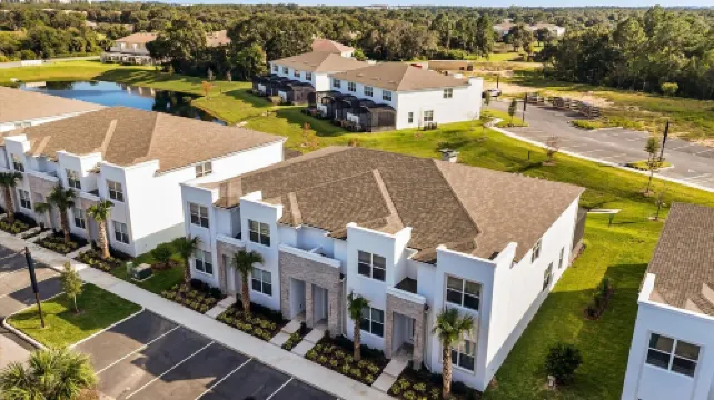 令人驚嘆的聯排別墅，帶私人泳池和遊戲室