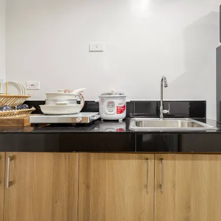 Near SM BF & Shopwise SLEX Accessible 2BR for 4