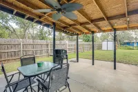 2 Mi to Zoo, Fenced Yard: Family Home in Wichita! - 2 estrellas