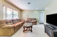 3 Mi to Dania Beach Pier: Convenient Apartment! - Condos