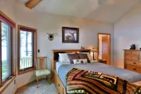 Cheif Lake Lodge 4 Bedroom Home by RedAwning - parking