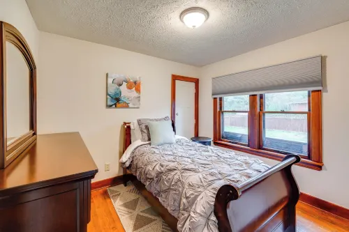 1 Mi to Akron Zoo: Ranch-style Home w/ Yard! - 3 estrellas