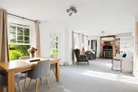 Guys Head Cottage Hotels in Spalding