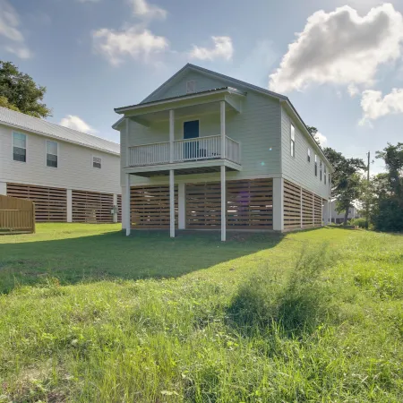 Sunny Gulfport Vacation Rental Walk to Beaches!
