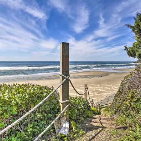 Yachats Gem w/ Private Beach Access, Views