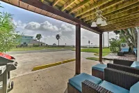 Rockport Bayfront Studio w/ Patio: 'Casa Familia' - Beach