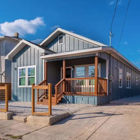 5br/3ba Minutes From the Action With Skyline Views