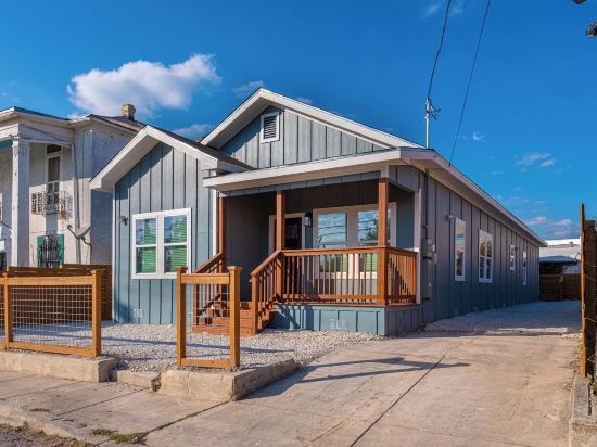 5br/3ba Minutes From the Action With Skyline Views