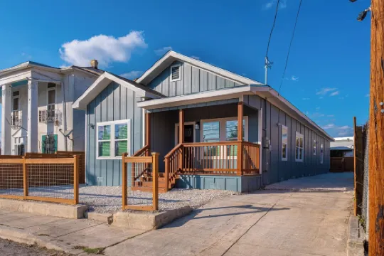 距離活動中心幾分鐘路程的五卧三浴室房屋，帶天際線景觀