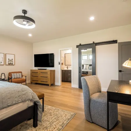 3 BR Duplex w/ Full Kitchen, W & D
