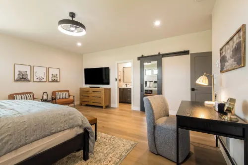 3 BR Duplex w/ Full Kitchen, W & D