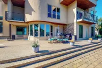 Hot Tub & Views: Luxe Lake Bridgeport Retreat - 3 tähden