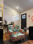 Poppy & Rye Cottage; one block from Magnolia, walkable to everything!