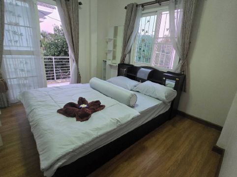 บ้านพัก 3 ห้องนอนที่มีเสน่ห์พร้อมสระว่ายน้ำในลาดกระบัง ใกล้สนามบิน