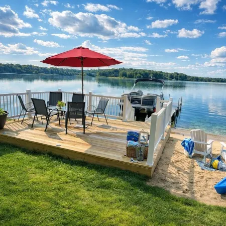 PONTOON BOAT NOW INCLUDED! KAYAKS! Waterfront Cottage on Mona Lake with HOT TUB!