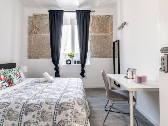 Ayz Juan de Mena - Auto Check-in Property