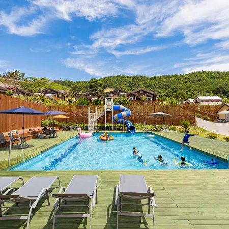 Gyeongju Camp Five Pension Glamping Отели рядом с достопримечательностью «Парк аттракционов Gyeongju World»