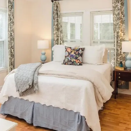 Closest to DOWNTOWN! Pet Friendly