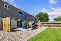 Comfortable Abode Near Historic Downtown - parking
