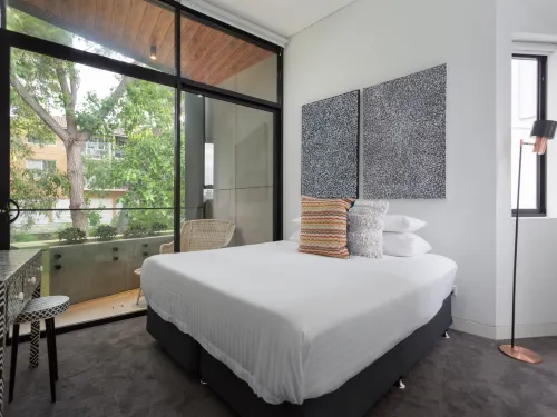 Stylish 2-Bed Apartment with BBQ Patio Near Beach