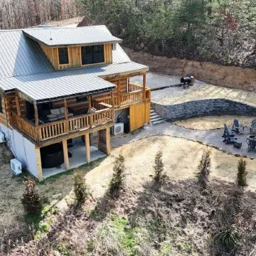 Karaoke, Hot Tub, 1GB Wifi - The Rock House - LUX