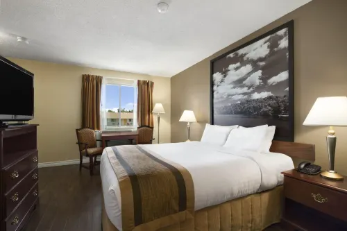 Super 8 by Wyndham Brockville - Motels