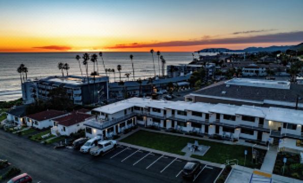 Tides Oceanview Inn and Cottages
