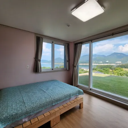 Jecheon Cheongpung Lake Terrace Отели рядом с достопримечательностью «Храм Чонбанса»