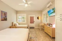 Key West Style Cottage - with pool/hot-tub