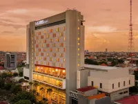 Harris Hotel & Conventions Gubeng Hotel berhampiran Monumen Bambu Runcing
