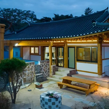 Gyeongju Ojae Hanok Pool Villa Отели рядом с достопримечательностью «Храм Манвольса»