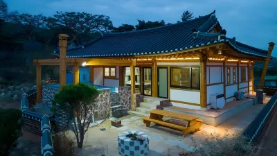 Gyeongju Ojae Hanok Pool Villa Отели в г. 