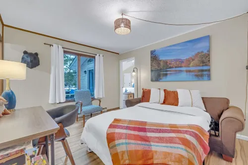 Lakefront Poconos Retreat w Hot Tub Dog Friendly