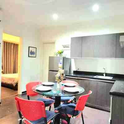 Luxurious 2BR Condo in Makati City with Stunning Views Dining/Meeting Rooms