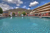 Crossroads Inn & Suites
