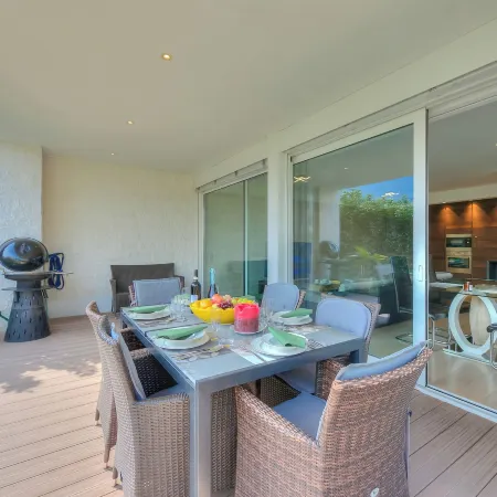 Rebecca Garden with Terrace in Paradiso - Happy Rentals
