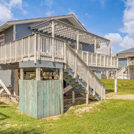 Walk to Gulf: Surfside Beach Home w/ Deck