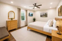 Luxury Private Waterfront Home-Paddle Boards-Kayaks-Hot Tub-Sauna-Mountain Views