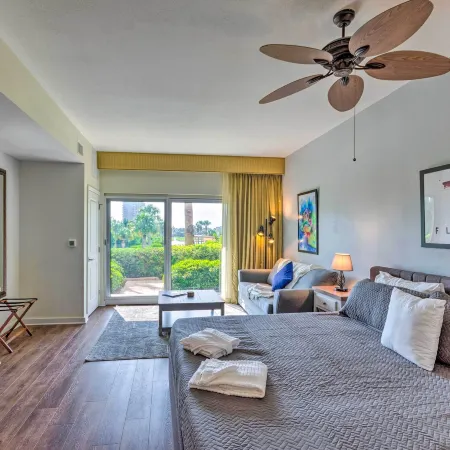Coastal Condo: Patio & Free Resort Amenities!