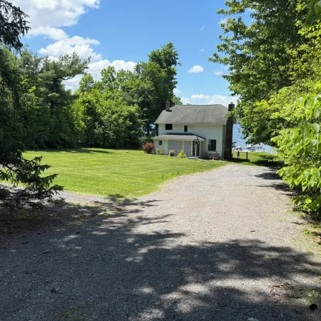 3 Bedroom Cottage on Owasco Lake. Eastside and Pet Friendly!