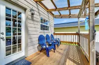 Crescent City Home w/ Hot Tub: Half-Block to Beach - parkir