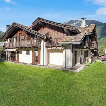 Family Apartment Steps From Ski Lifts