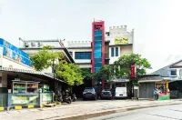 RedDoorz Plus Near Universitas Indonesia - Pensions