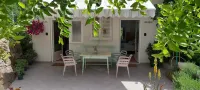 Studio Apartments Roza - A Charming Oasis in the Centre of Makarska - غرفة مطلة على الجبل